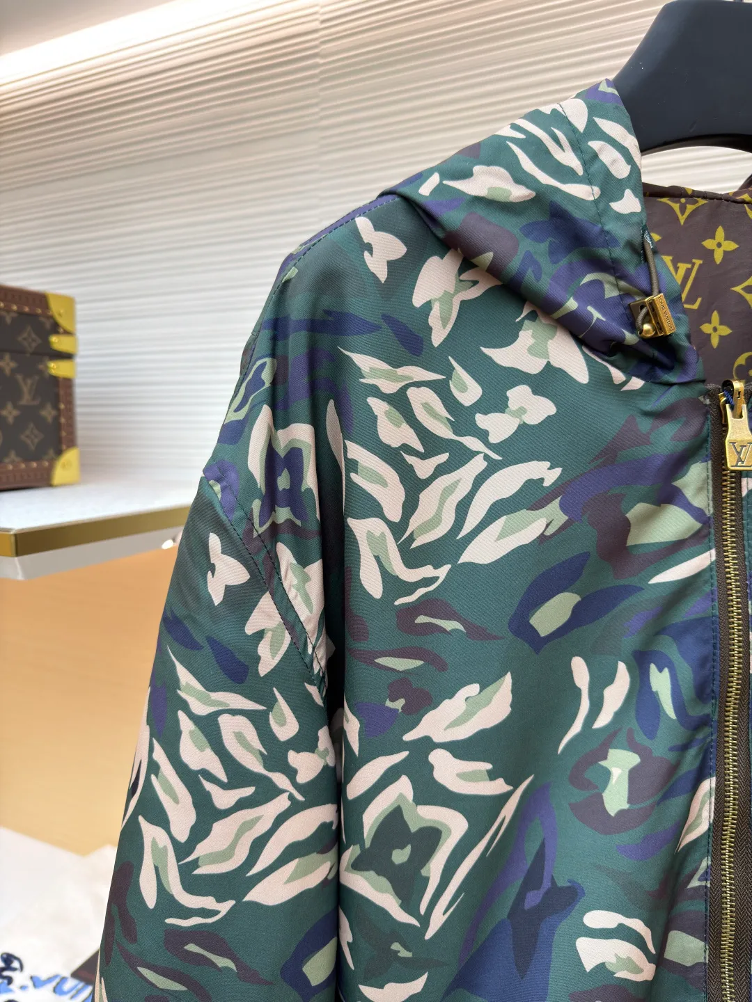 LOUIS VUITTON camouflage printed reversible hooded jacket ●Original version: 26800 purchase and development ●Item number: 1681223-B80 ●Fabric: nylon fabric ●Technology: printing production ●Color: camouflage ●Version: fitted version ●Weight: about 550 grams ●Size: 48-50-52-54 ●Description: This windproof jacket is made of lightweight nylon, 2025 The LV Camo pattern and full-frame Monogram jacquard from the autumn and winter show are decorated on both sides. Multiple pockets reflect functional considerations, and the elastic hood, hem and cuffs complete the overall look. 100% polyester fiber, custom-engraved logo hardware, front camouflage printing, presbyopia printing, reversible design. The overall wiring is straight and delicate, the fabric is comfortable and soft, and the color is consistent without color difference. It can be matched with the same style to create a fashionable look and control various occasions. Customized accessories, complete with three standards, same style for men and women!